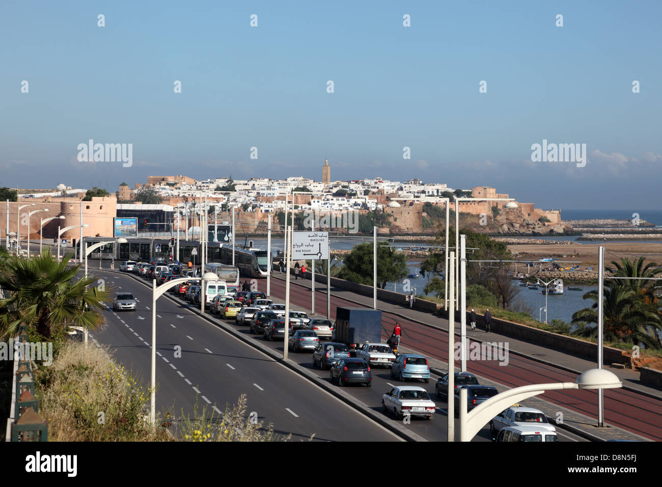 Il traffico sulla Avenue Hassan II di Rabat, Marocco Foto Stock