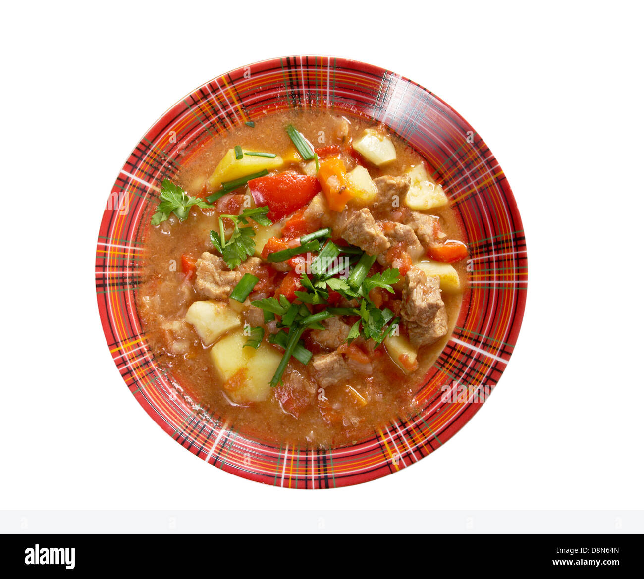 Piatti tradizionali ungheresi in casa calda zuppa di gulasch.isolati su sfondo bianco. Foto Stock