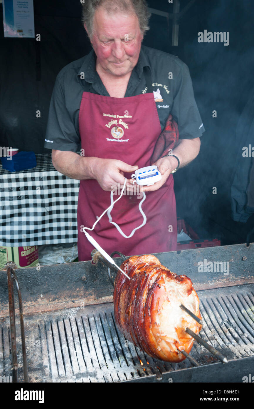 Legno verde, Cambridgeshire, Regno Unito. Il 31 maggio 2013. Un uomo gli arrosti di carne di maiale al Cambridgeshire Garden Show. Folle accorse al caso in cui la vendita di stallo di piante, fiori, accessori per il giardinaggio e il cibo. Finalmente è uscito il sole dopo una fredda ed umida incantesimo. Lo show prosegue per tutto il weekend. Julian Eales/Alamy Live News Foto Stock Legno verde, Cambridgeshire, Regno Unito. Il 31 maggio 2013. Un uomo gli arrosti di carne di maiale al Cambridgeshire Garden Show. Folle accorse al caso in cui la vendita di stallo di piante, fiori, accessori per il giardinaggio e il cibo. Finalmente è uscito il sole dopo una fredda ed umida incantesimo. Lo show prosegue per tutto il weekend. Julian Eales/Alamy Live News Foto Stock