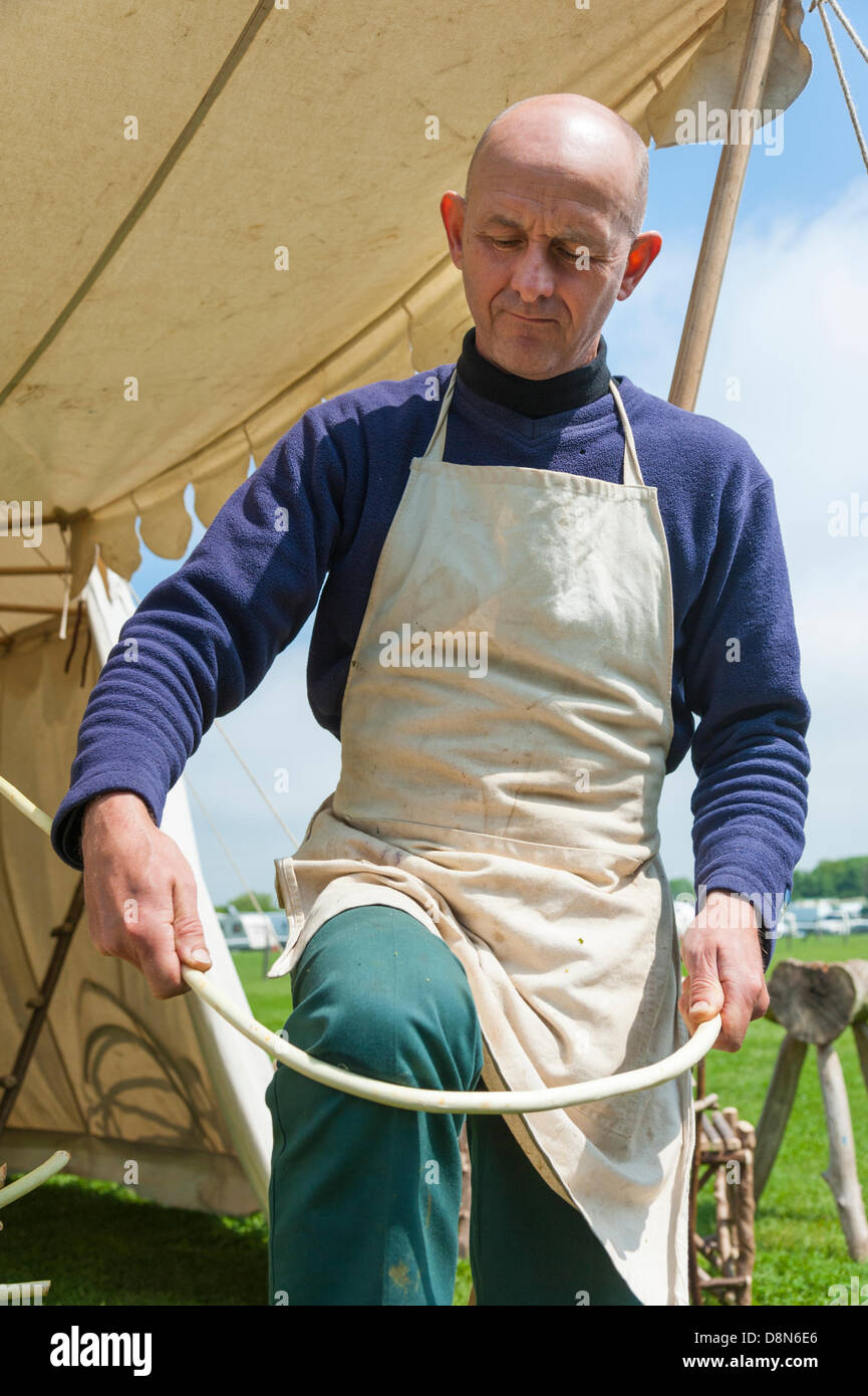Legno verde, Cambridgeshire, Regno Unito. Il 31 maggio 2013. Andy Basham mostra come piegare willow per rendere mobili da giardino in Cambridgeshire Garden Show. Folle accorse al caso in cui la vendita di stallo di piante, fiori, accessori per il giardinaggio e il cibo. Finalmente è uscito il sole dopo una fredda ed umida incantesimo. Lo show prosegue per tutto il weekend. Julian Eales/Alamy Live News Foto Stock Legno verde, Cambridgeshire, Regno Unito. Il 31 maggio 2013. Andy Basham mostra come piegare willow per rendere mobili da giardino in Cambridgeshire Garden Show. Folle accorse al caso in cui la vendita di stallo di piante, fiori, accessori per il giardinaggio e il cibo. Finalmente è uscito il sole dopo una fredda ed umida incantesimo. Lo show prosegue per tutto il weekend. Julian Eales/Alamy Live News Foto Stock