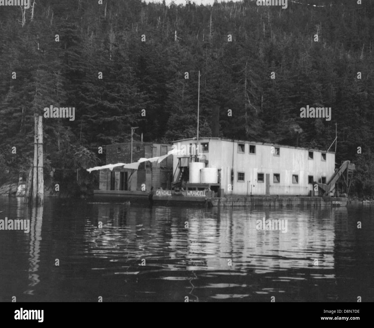 Una casa galleggiante situata su acque calme, spesso vista nelle zone costiere o lacustri. Queste case sono progettate per garantire stabilità e durata, offrendo un'esperienza di vita unica circondata dall'acqua. Foto Stock