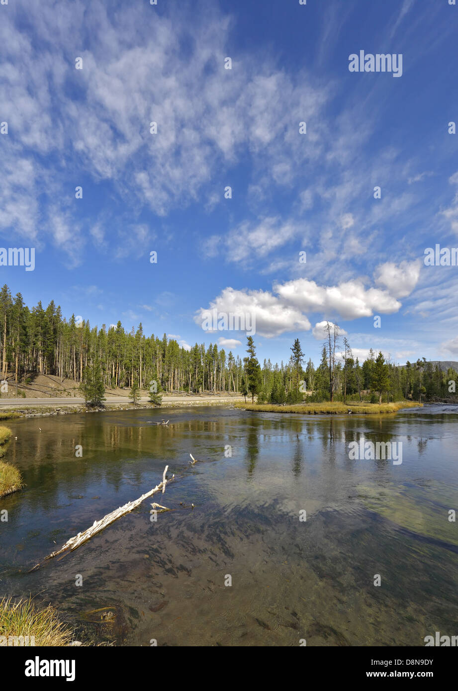 Le nuvole sopra il fiume Foto Stock