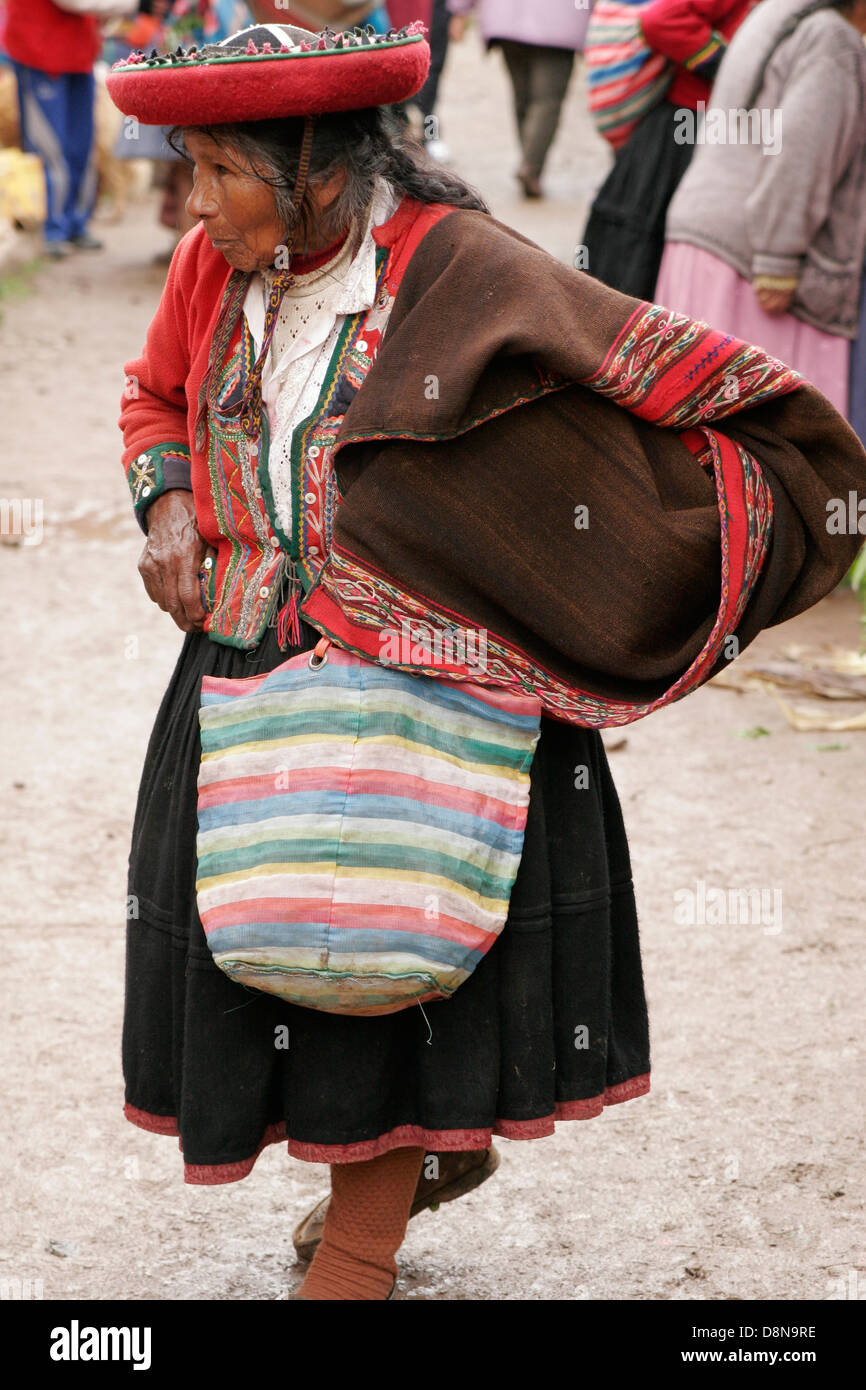 Vecchia Quechua donna vestita nel tradizionale appuntamento hat relativa alle popolazioni indigene domenica mercato di Chinchero vicino a Cuzco, Perù Foto Stock