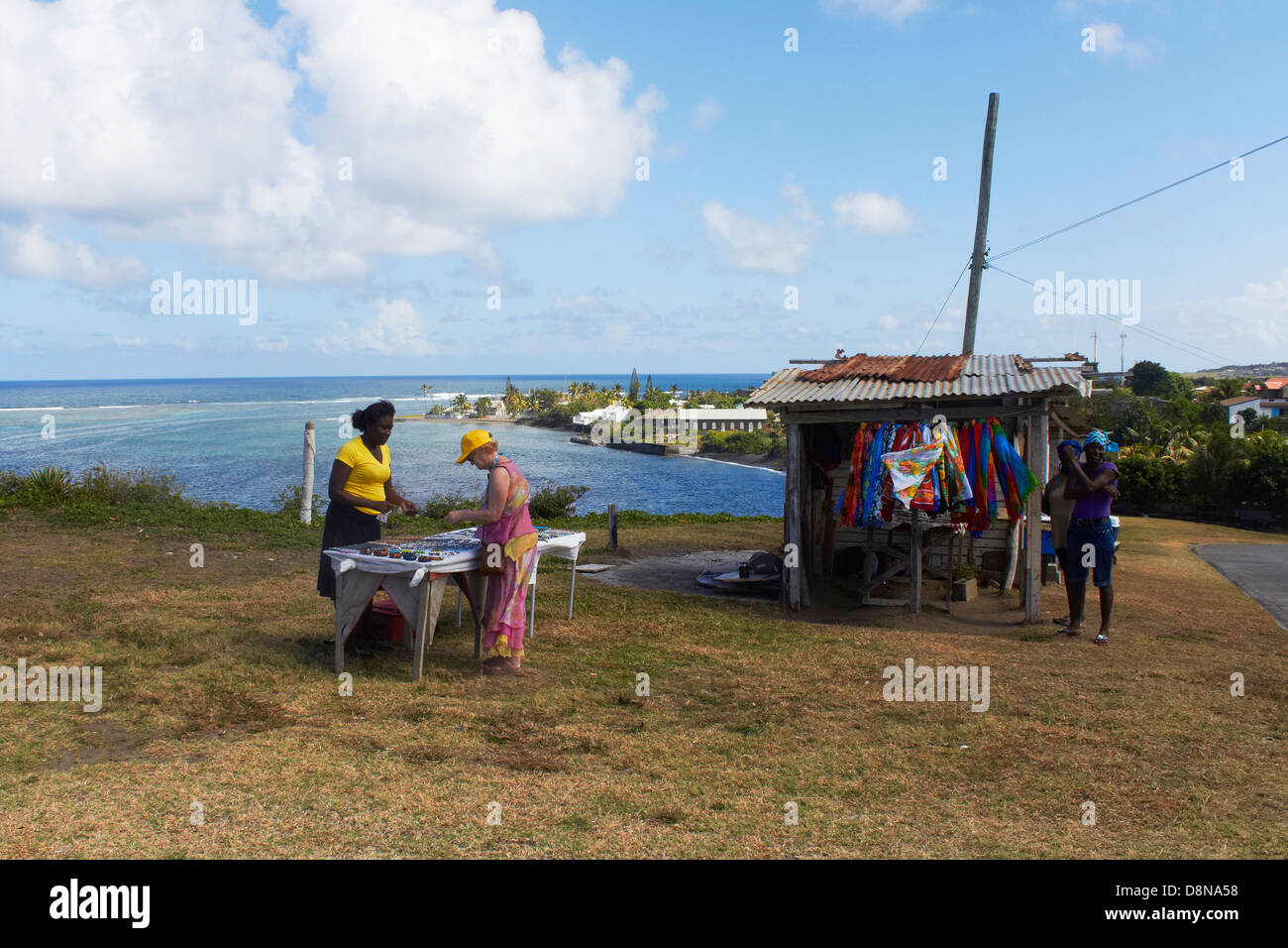 Tourist acquistando un regalo all'isola caraibica di Basseterre Saint Kitts e Nevis isola nel West Indies Foto Stock