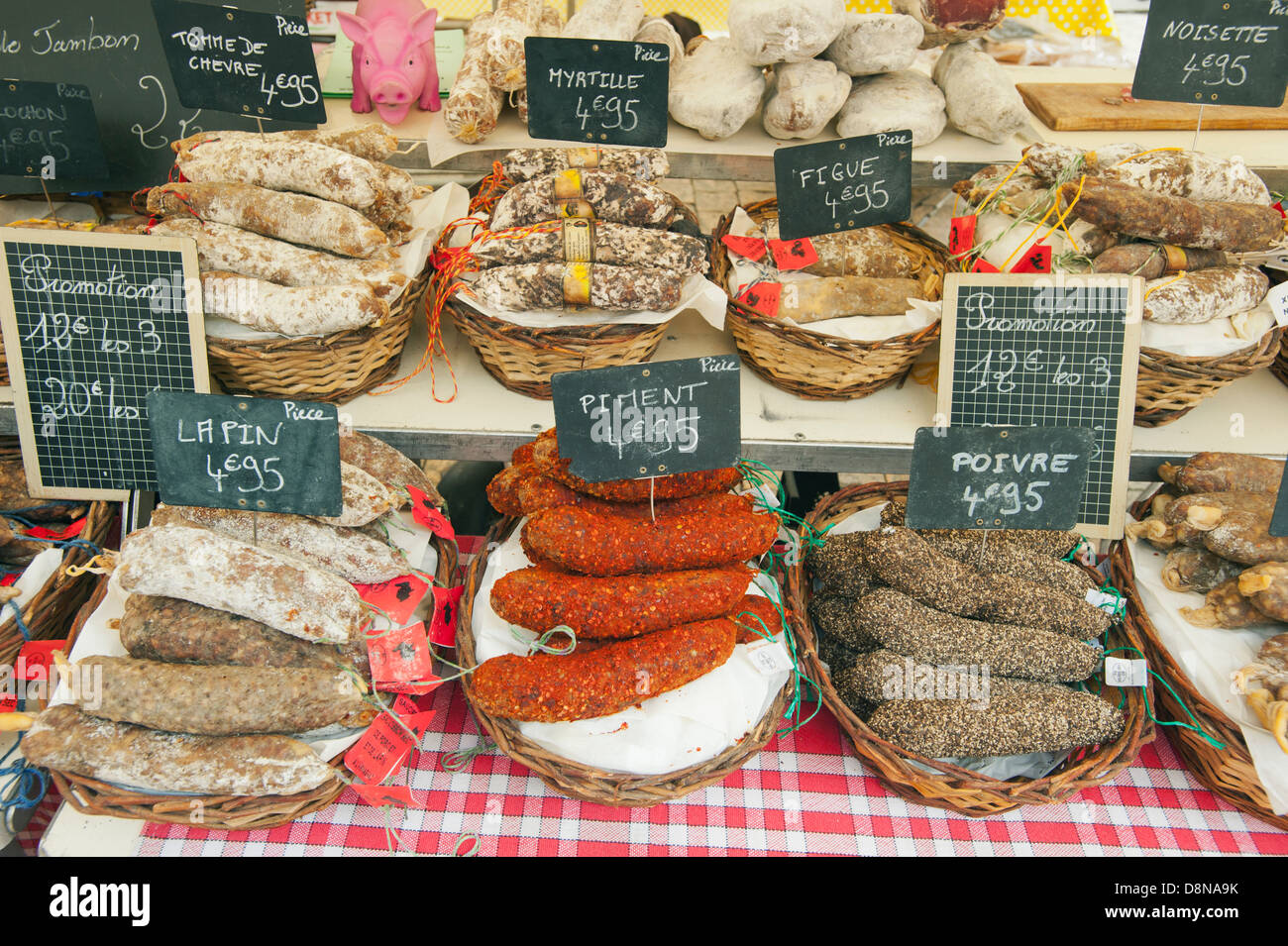 Saucissons, salsicce fresche in vendita nei giorni di mercato, Sarlat-la-Canéda, Dordogne, Francia Foto Stock