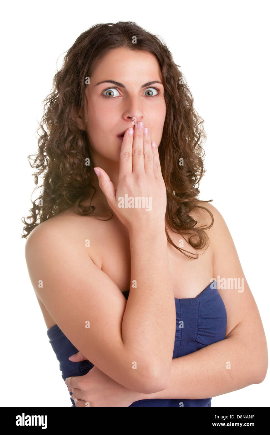 Scioccato la donna che copre la bocca con la mano, isolato in uno sfondo bianco Foto Stock