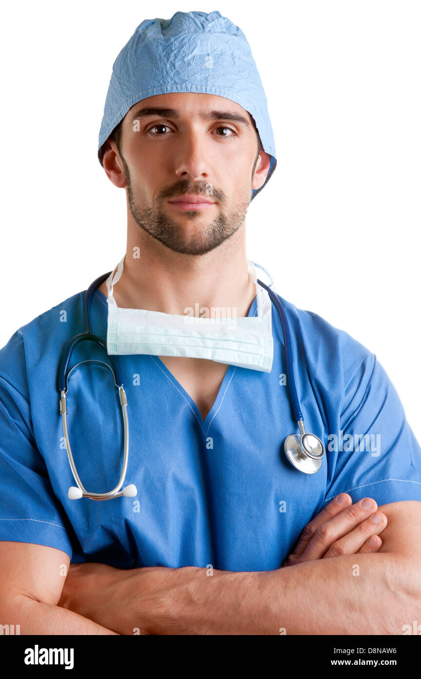 Giovane maschio chirurgo con scrubs e uno stetoscopio, isolato in bianco Foto Stock