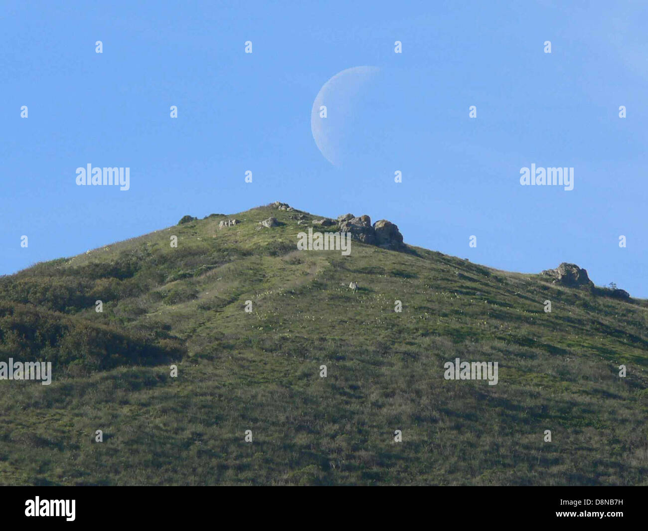 La luna sorge su San Bruno mountain summit. Foto Stock