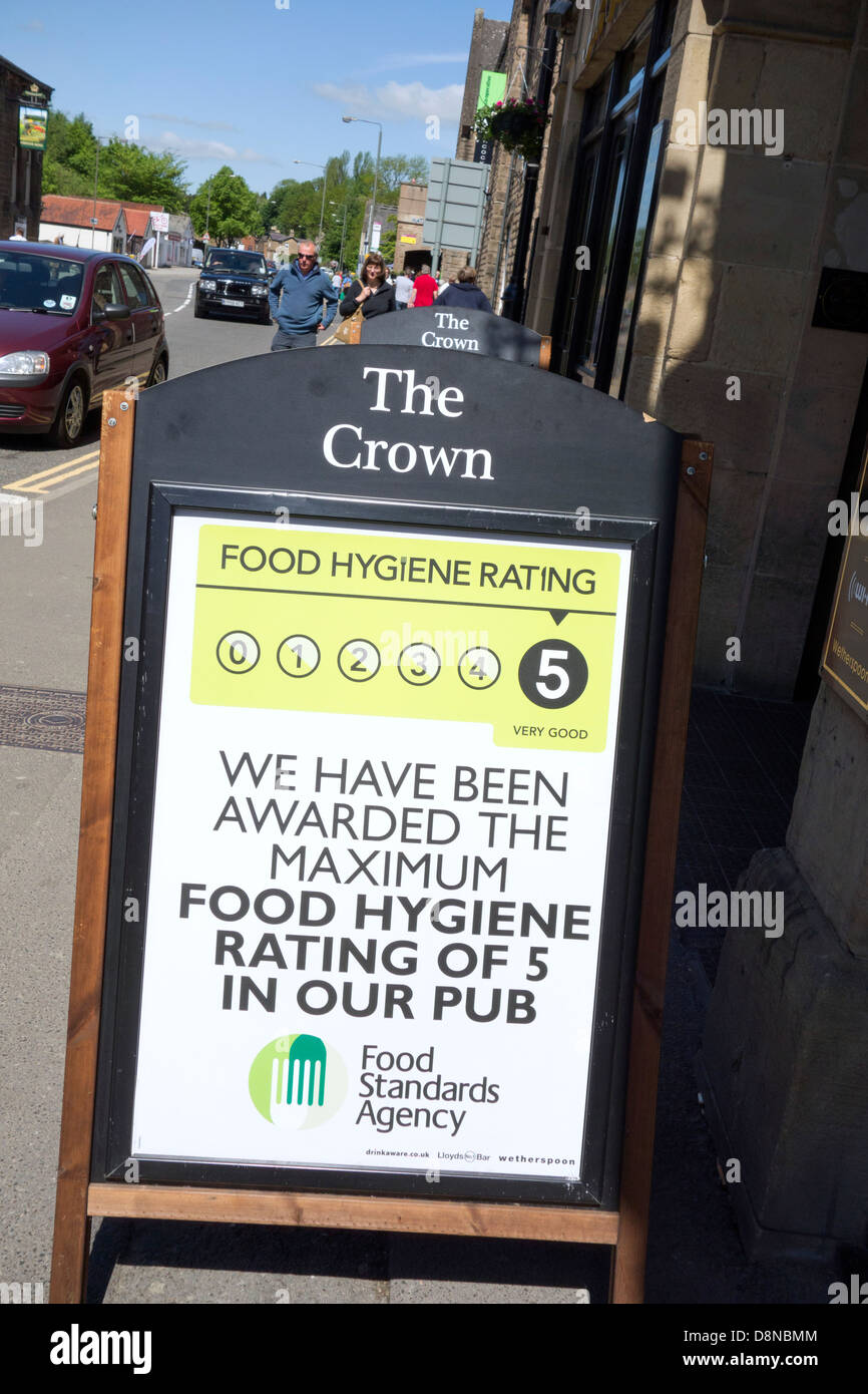 Un alimenti Agenzia per le norme in materia di igiene alimentare segno di rating al di fuori di un business nel Regno Unito Foto Stock