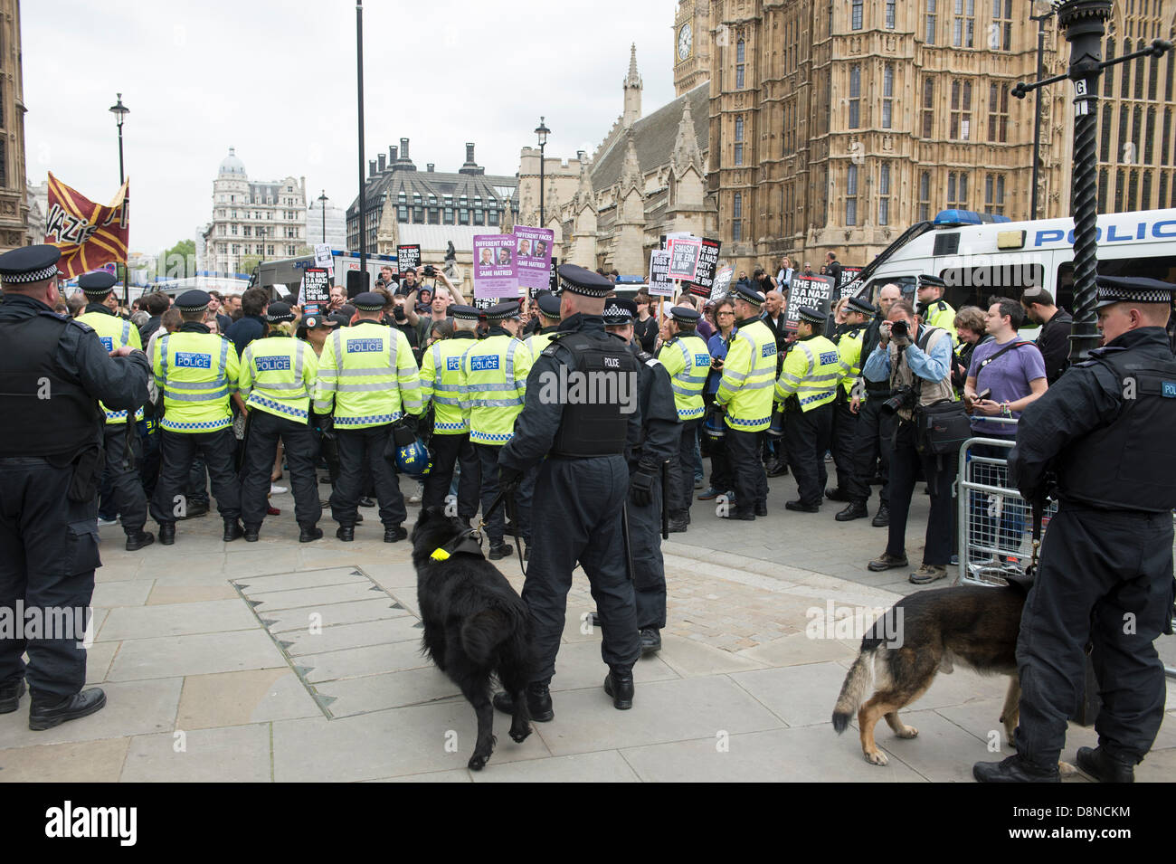 Metropolitan funzionari di polizia con pastore tedesco cani di polizia impedire UAF dimostranti di avvicinarsi troppo alla BNP i sostenitori Foto Stock