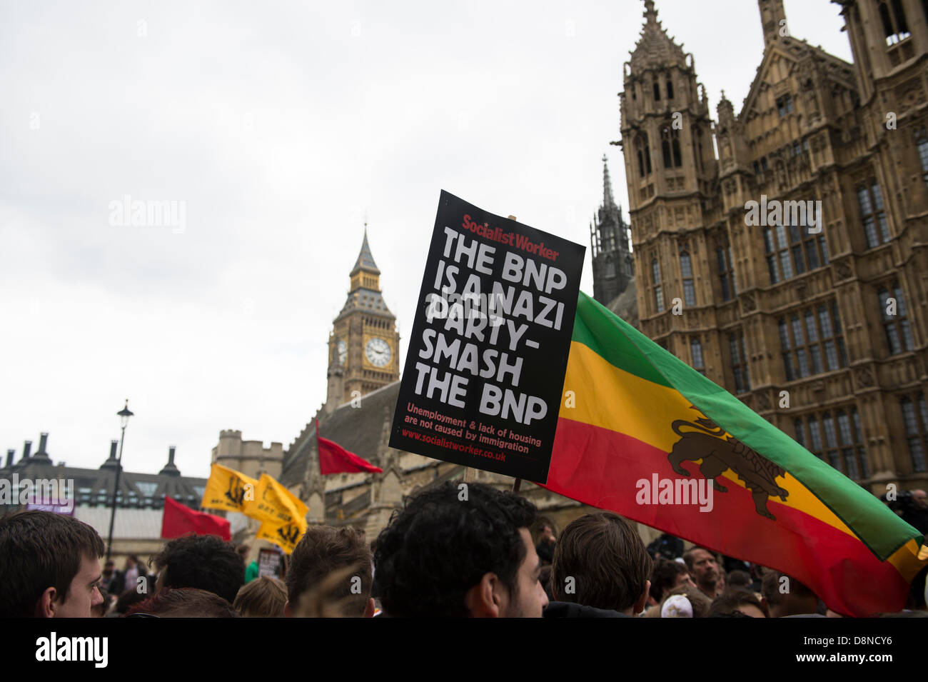 Anti-fascisti manifestanti al di fuori della sede del parlamento di Londra. Essi sono la dimostrazione contro il Partito Nazionale Britannico che andavano a marzo in Whitehall e impedito il marzo del luogo. Foto Stock