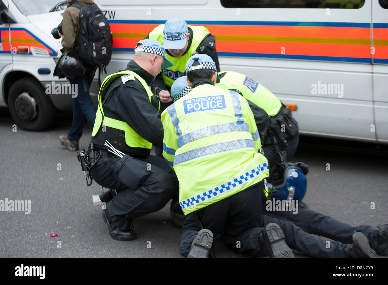 Polizia prendono azione e arrestare i manifestanti che rifiuta di lasciare più a destra del British National Party sostenitori marzo nel centro di Londra,UK Foto Stock