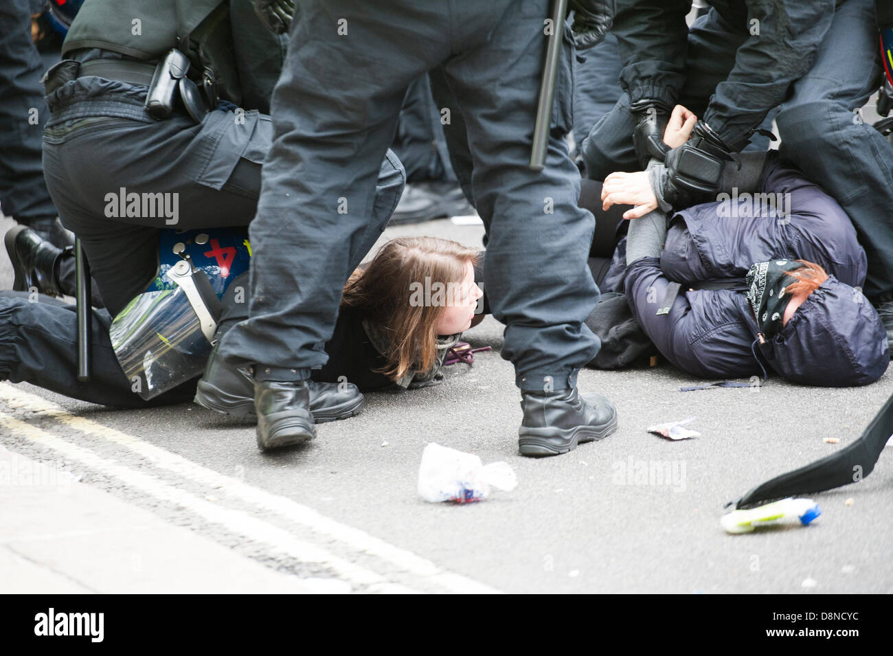 Polizia prendono azione e arrestare i manifestanti che rifiuta di lasciare più a destra del British National Party sostenitori marzo nel centro di Londra,UK Foto Stock