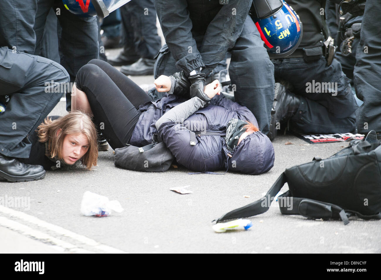 Polizia prendono azione e arrestare i manifestanti che rifiuta di lasciare più a destra del British National Party sostenitori marzo nel centro di Londra,UK Foto Stock