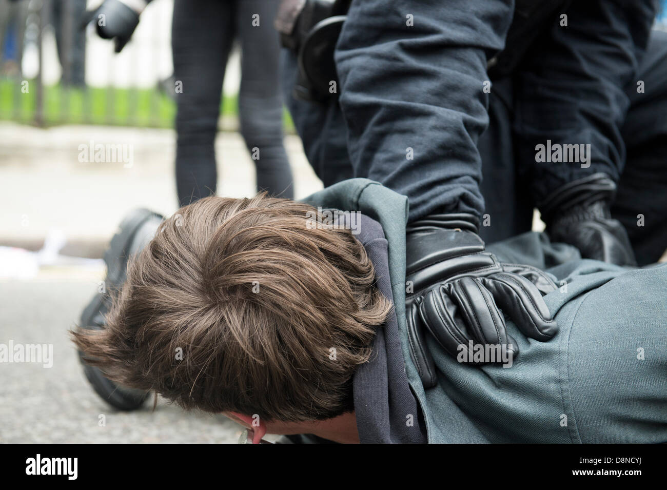 Polizia prendono azione e arrestare i manifestanti che rifiuta di lasciare più a destra del British National Party sostenitori marzo nel centro di Londra,UK Foto Stock