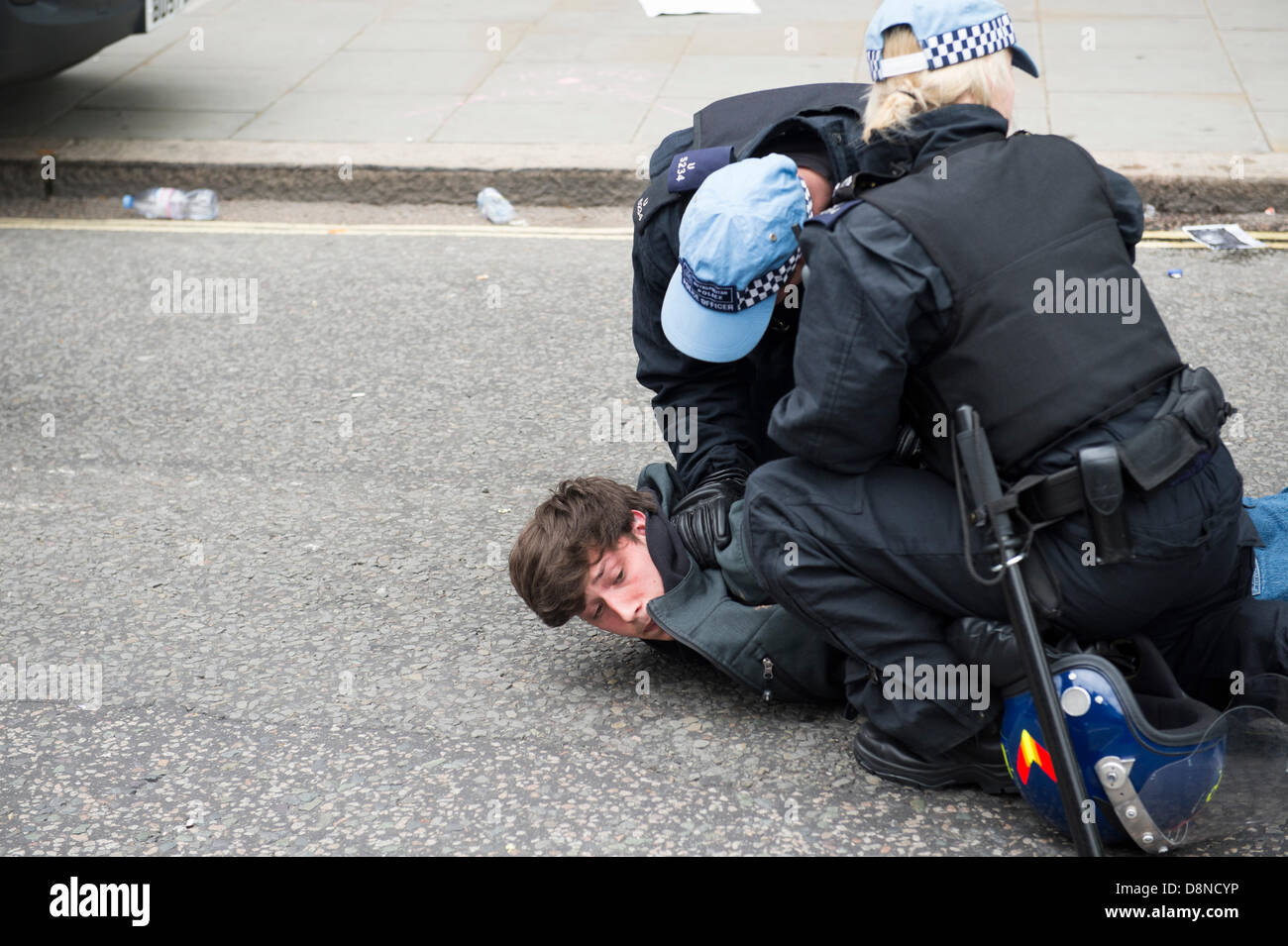 Polizia prendono azione e arrestare i manifestanti che rifiuta di lasciare più a destra del British National Party sostenitori marzo nel centro di Londra,UK Foto Stock