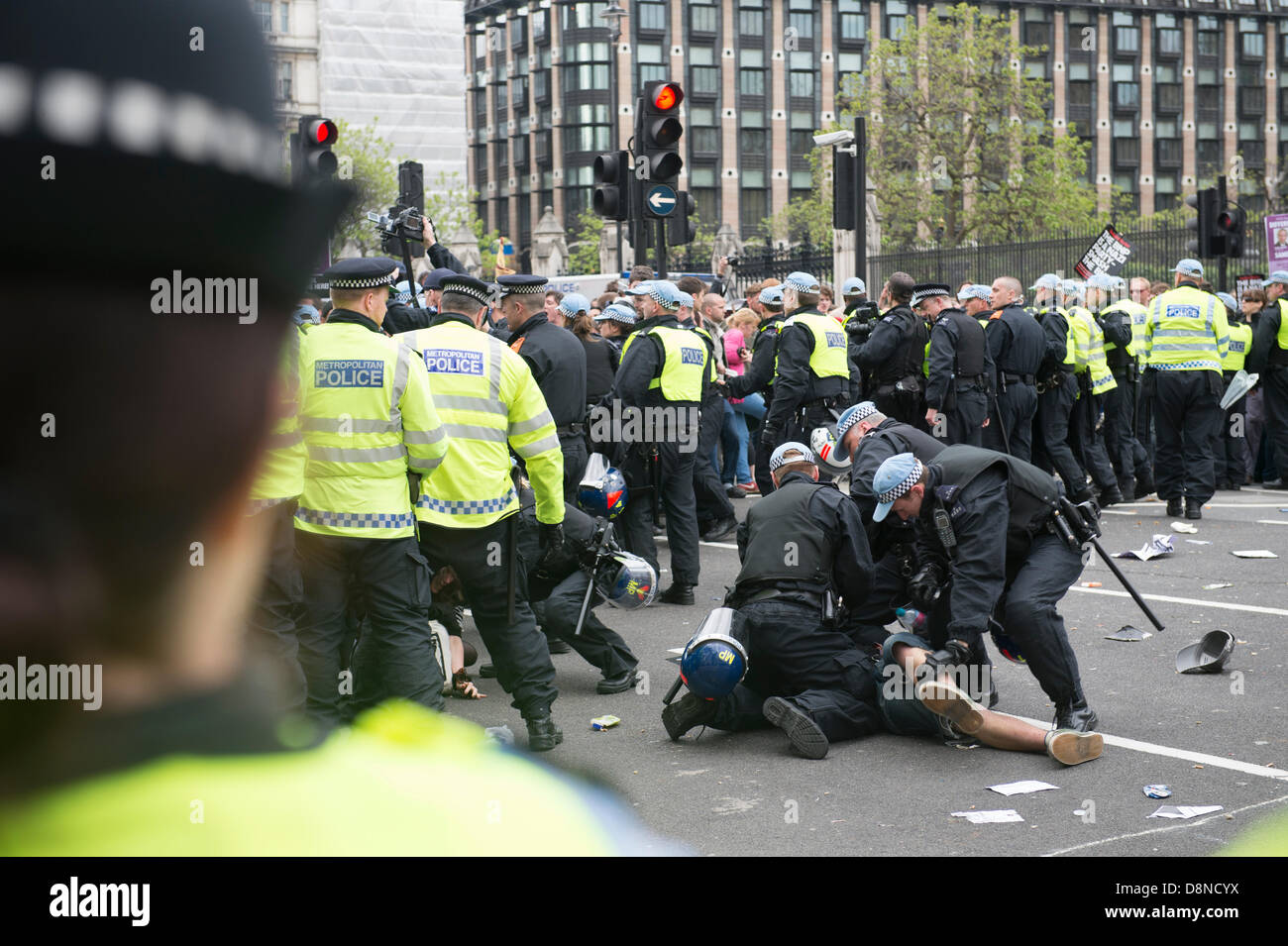 Polizia prendono azione e arrestare i manifestanti che rifiuta di lasciare più a destra del British National Party sostenitori marzo nel centro di Londra,UK Foto Stock