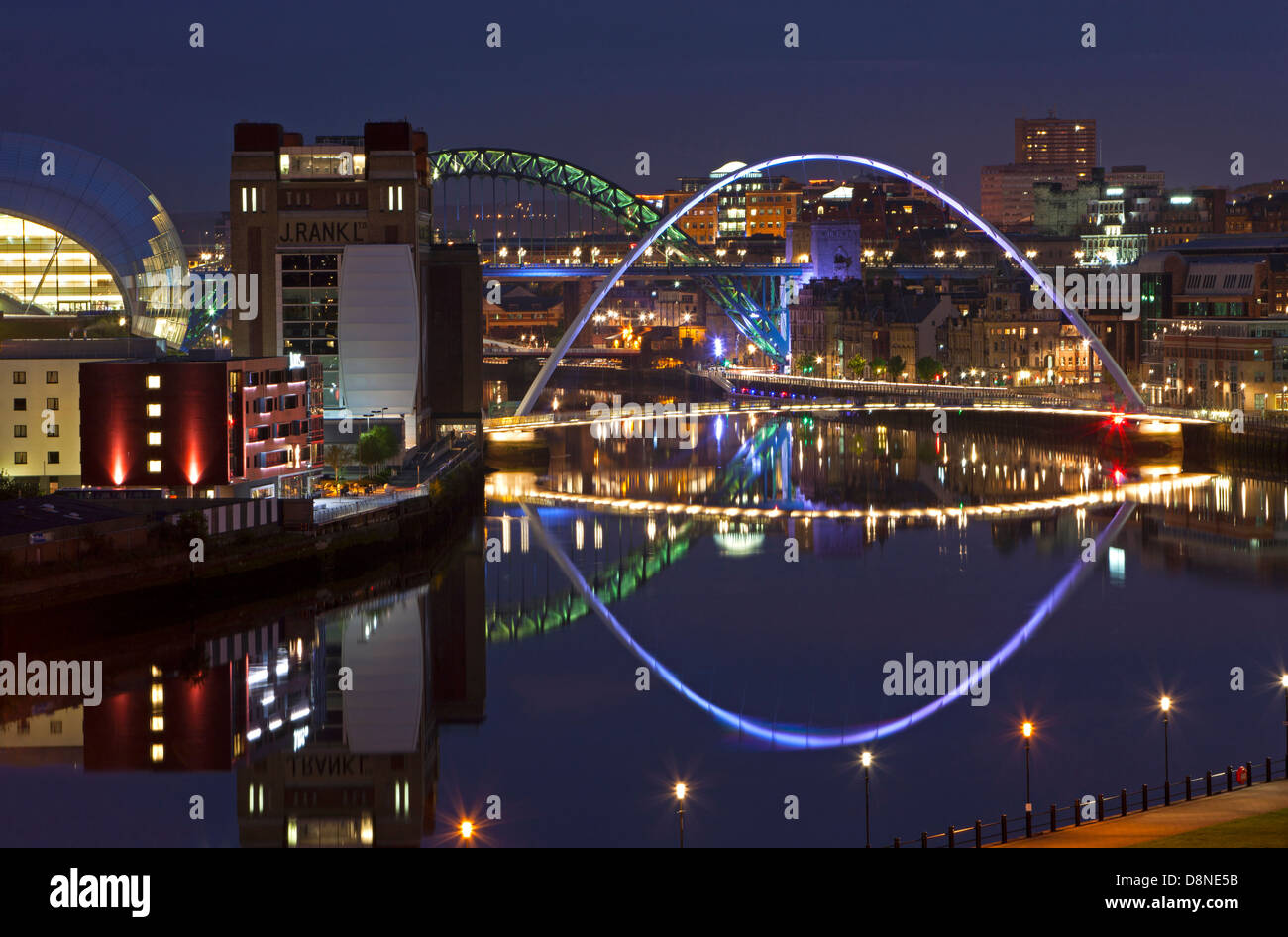 Una vista al tramonto di Newcastle e Gateshead quayside con riflessi sul fiume Tyne come visto dal fiume verso il basso Foto Stock