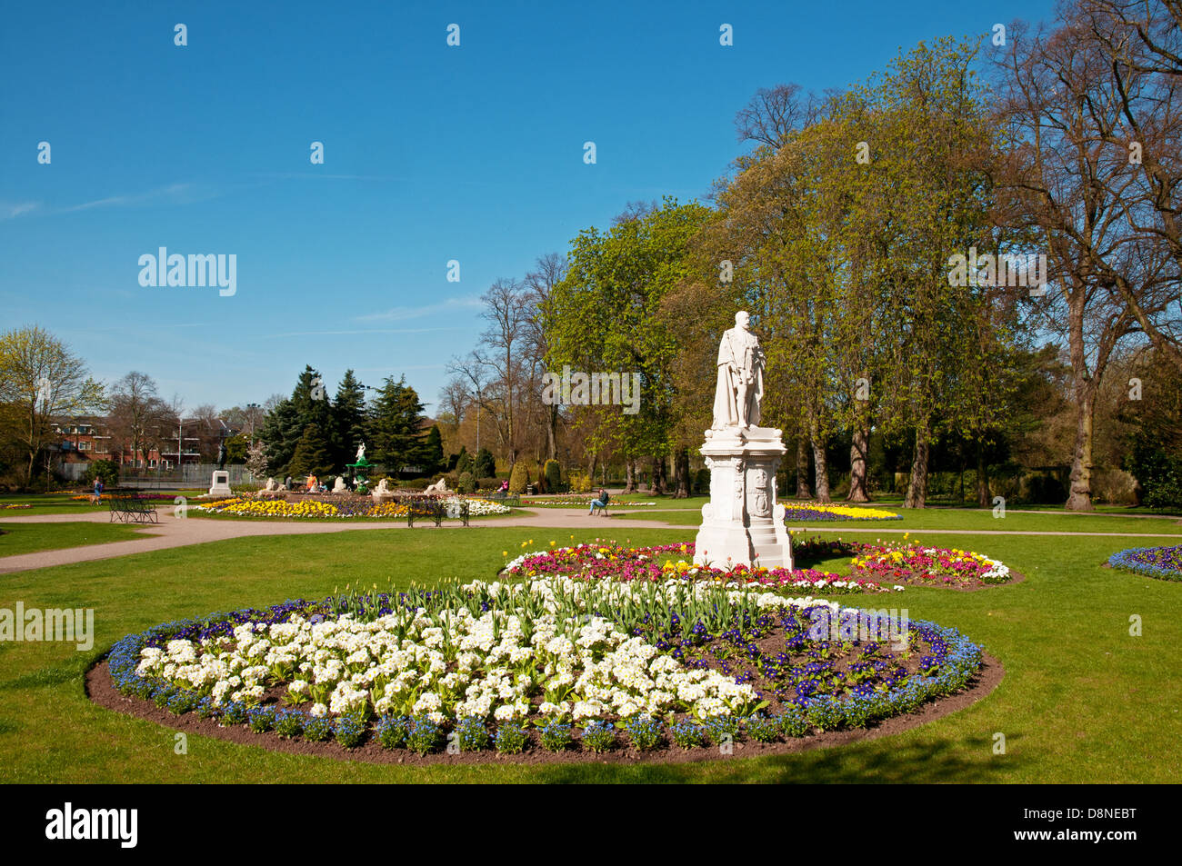 Statua del tipo Edward VII settimo con fiori di primavera in Beacon Park Gardens Lichfield Staffordshire Inghilterra Foto Stock