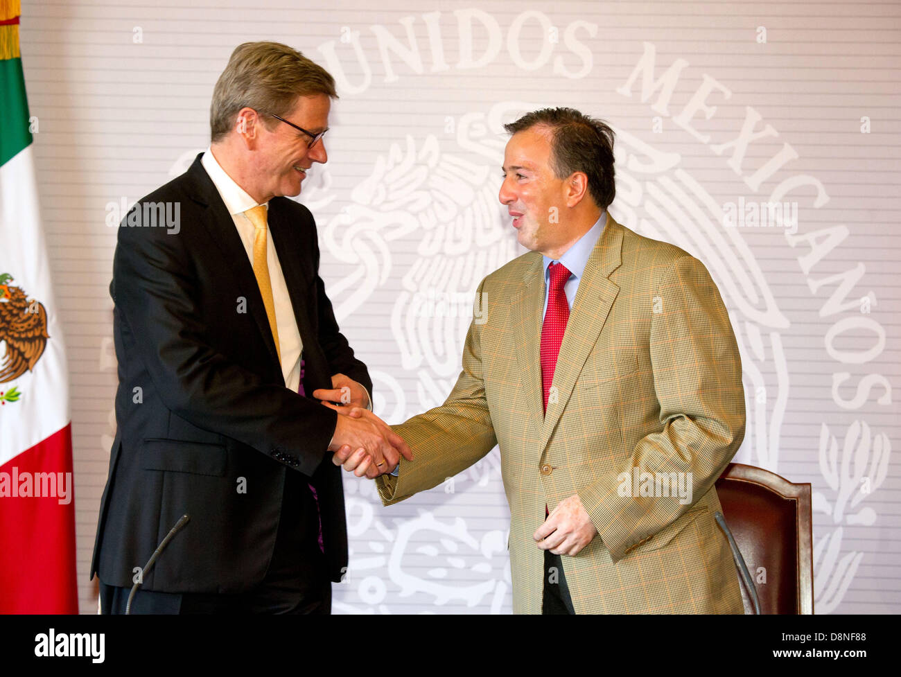 Il Ministro tedesco degli Affari esteri Guido Westerwelle (L) incontra il suo collega messicano Jose Antonio Meade Kuribrena a Città del Messico il 1 giugno 2013. Westerwelle in visita in Messico, Canada e Stati Uniti d'America. Foto: TIM BRAKEMEIER Foto Stock