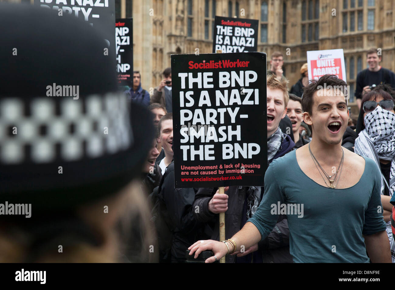 Unire le forze contro il fascismo contro-dimostrazione impedendo il British National Party da marciando attraverso Westminster. Foto Stock