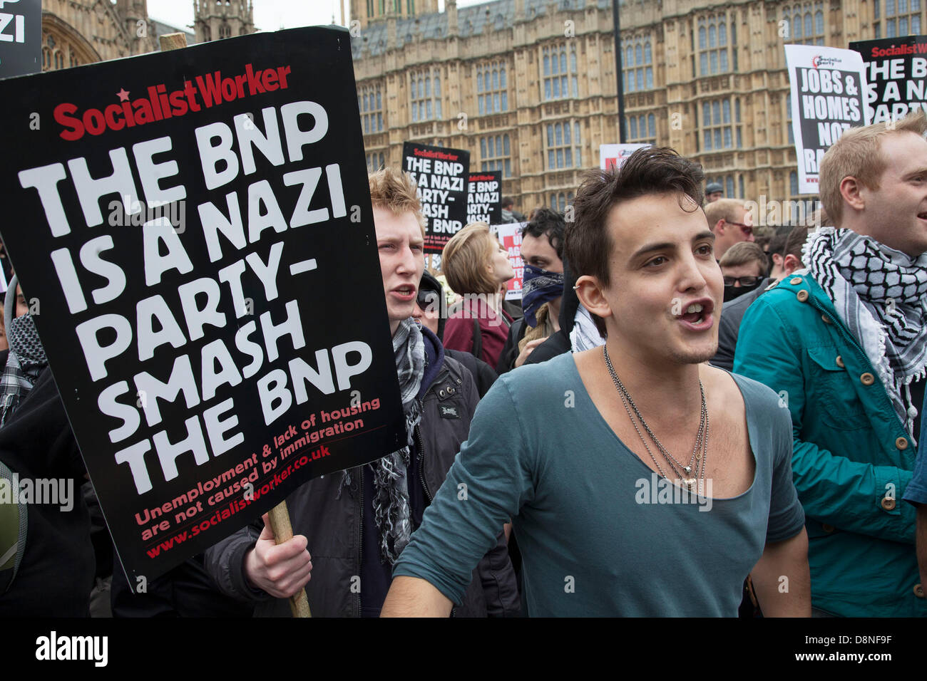 Unire le forze contro il fascismo contro-dimostrazione impedendo il British National Party da marciando attraverso Westminster. Foto Stock