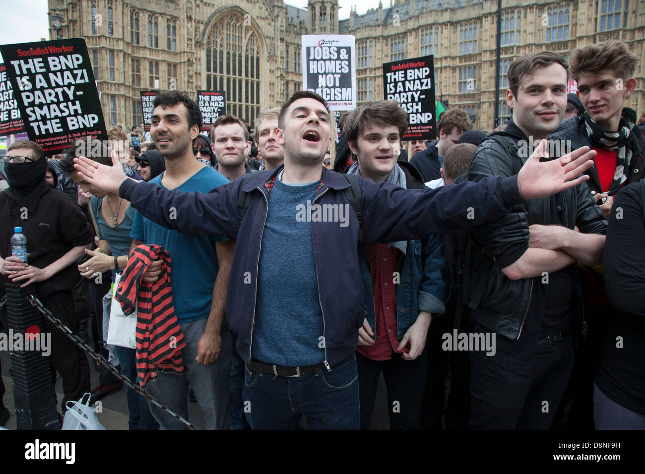 Unire le forze contro il fascismo contro-dimostrazione impedendo il British National Party da marciando attraverso Westminster. Foto Stock