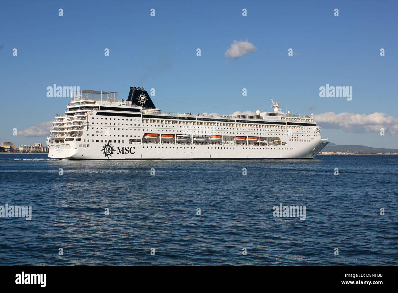 MSC Crociere nave da crociera "Sinfonia" (251 metri) a tardo pomeriggio di  lasciare il porto di Palma de Mallorca / Mallorca, Baleares Foto stock -  Alamy