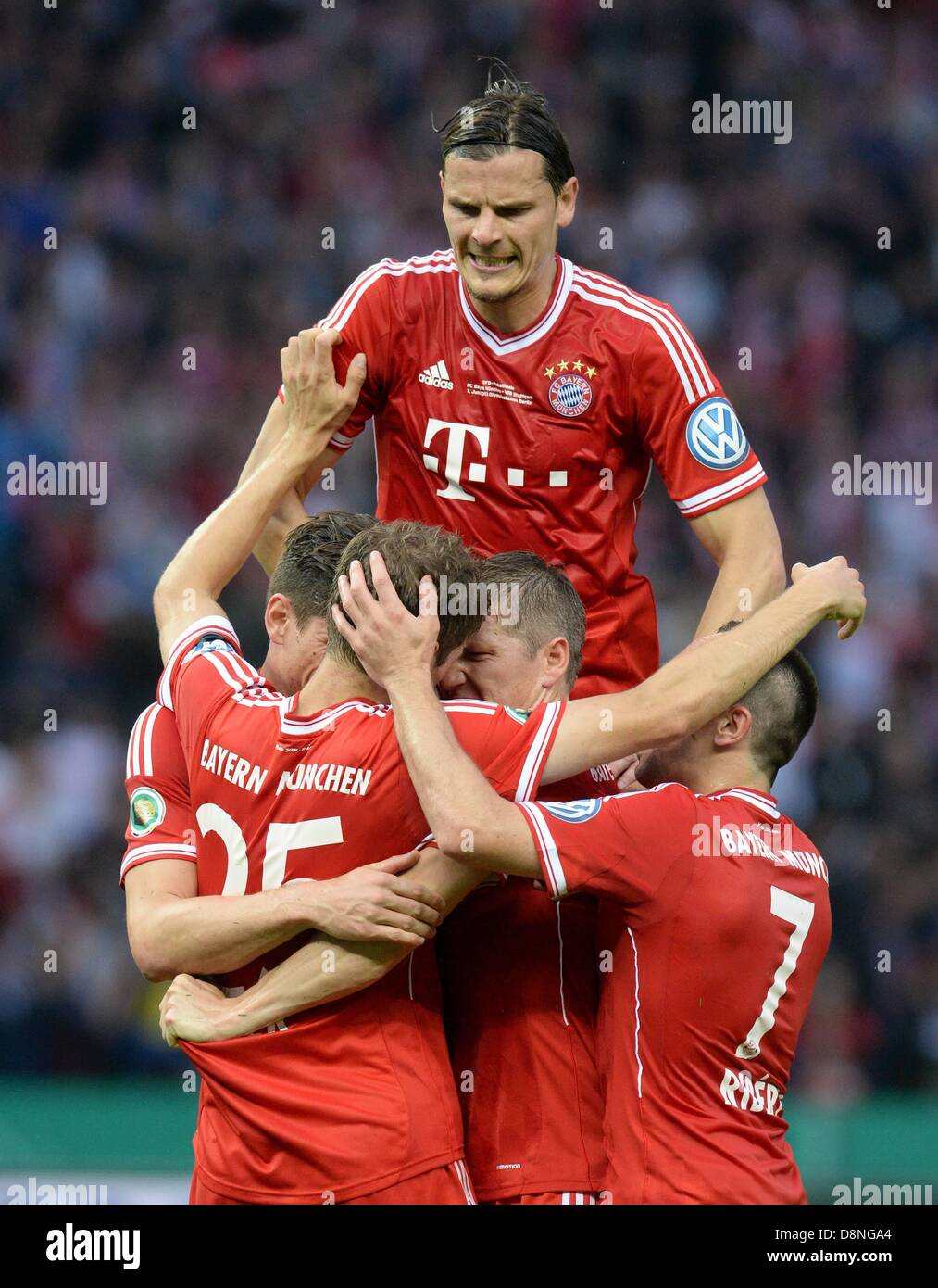 Berlino, Germania. Il 1 giugno, 2013. Monaco di Baviera Thomas Mueller (C) festeggia con i compagni di team Mario Gomez (L), Bastian SCHWEINSTEIGER (2-R) Franck Ribery (R) e Daniel van Buyten (top) dopo il punteggio 1-0 condurre dalla pena spot durante il tedesco della DFB Cup finale soccerh tra FC Bayern Monaco e VfB Stuttgart nello Stadio Olimpico di Berlino (Germania), 01 giugno 2013. Foto: Bernd Weissbrod/dpaf-tempo). Attenzione: periodo di bloccaggio! La DF Foto Stock
