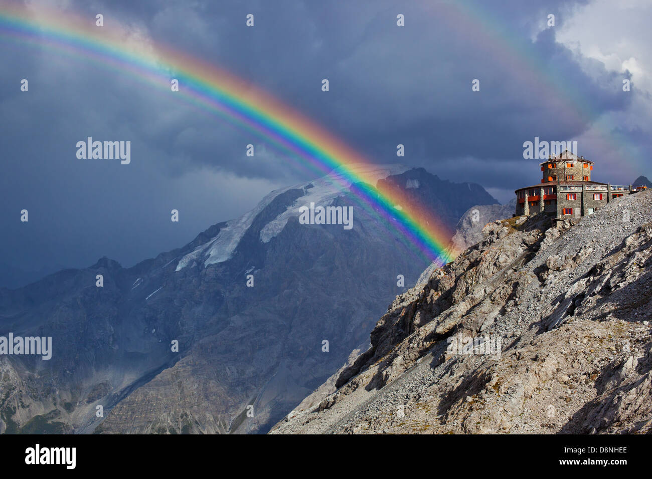 Alpi alte montagne e Rainbow. Foto Stock