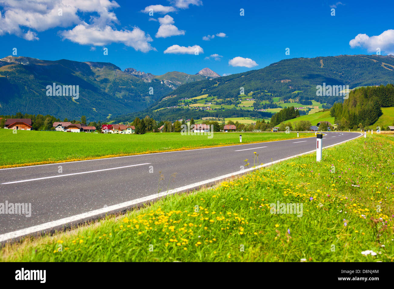 Strada delle Alpi. Estate di colori brillanti. Foto Stock