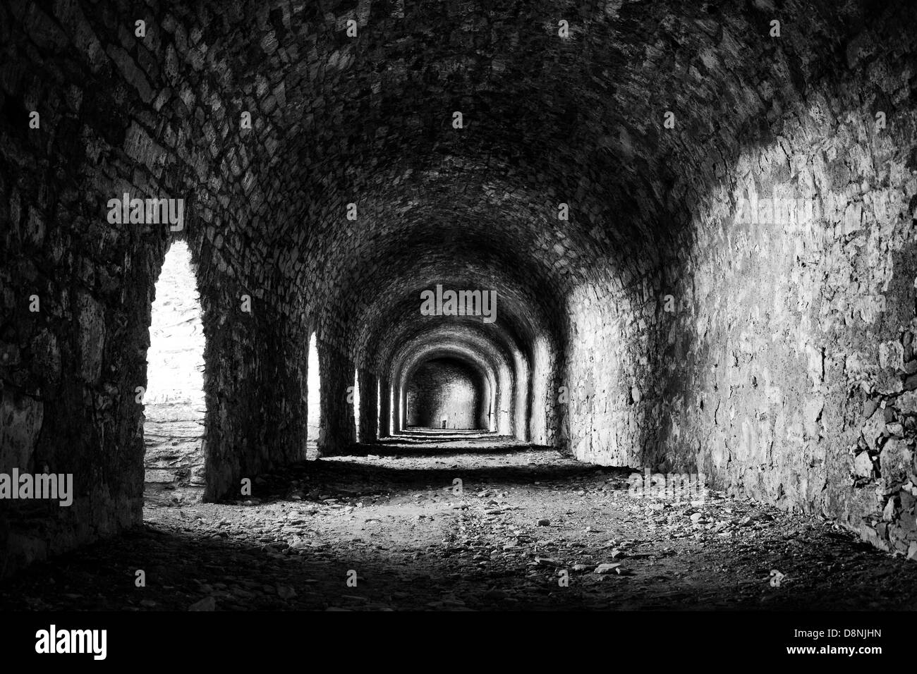 Tunnel di pietra. I colori nero e bianco. Foto Stock