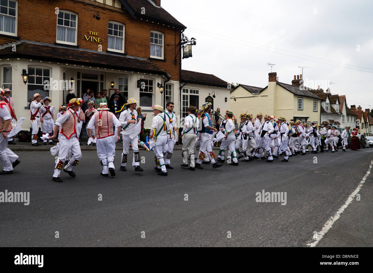 Grande Bardfield, UK. Il 1 giugno, 2013. Morris Dancing in grande Bardfield, Essex, Regno Unito. I ballerini sono da morris dancing team noto come i lati da Cambridge, Stafford, East Suffolk Letchworth, Londra, Billericay e Thaxted.i ballerini sono tutti nel distretto di partecipare ad una riunione dell'anello di Morris una associazione di morris ballerini. Credito: William Edwards/Alamy Live News Foto Stock