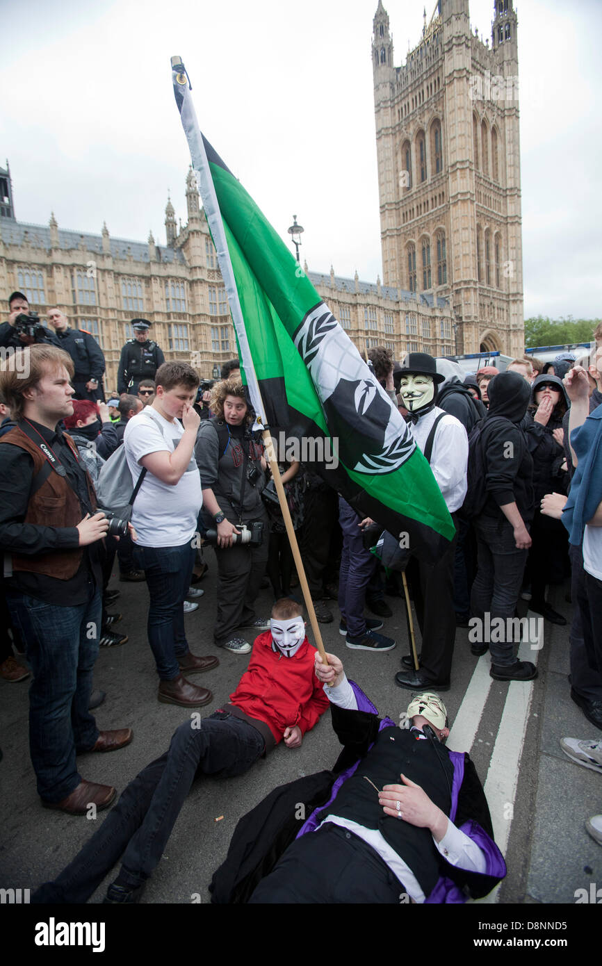 Londra, Regno Unito. Il 1 giugno, 2013. Al Rally di Westminster contro la BNP nazionale partito da anti manifestanti fascista © Sebastian Remme Foto Stock