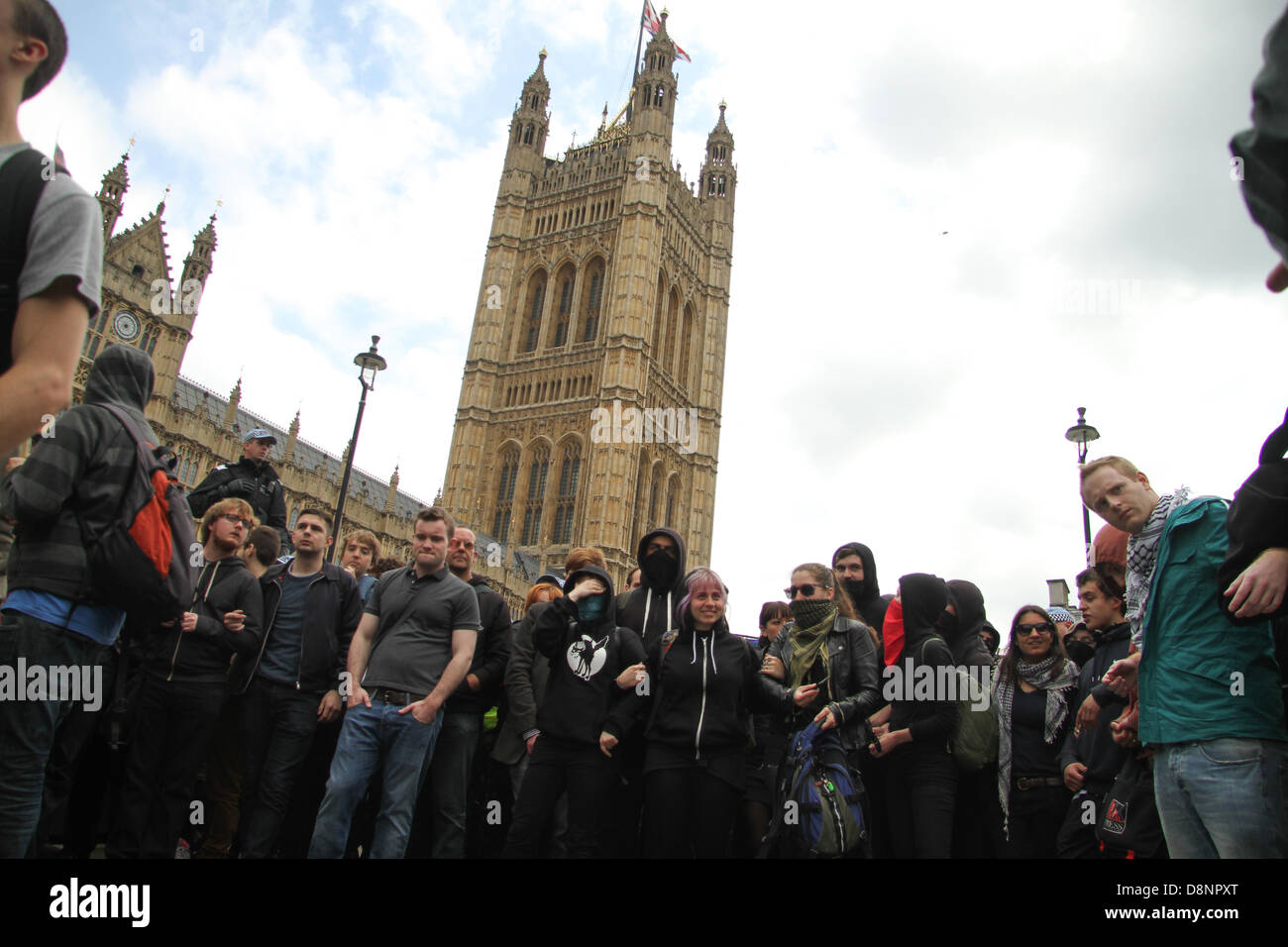 Londra, Regno Unito. Il 1 giugno, 2013. Uniti contro il fascismo ha tenuto una dimostrazione di contatore a Piazza del Parlamento con il messaggio "Non lasciare che i razzisti ci dividono" che impediscono una prevista marzo da BNP per Whitehall.. David credito Mbiyu/Alamy Live News Foto Stock