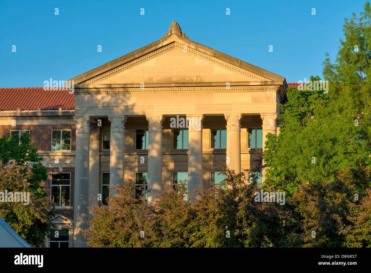 Alberi circondano un vecchio edificio di Purdue college campus Foto Stock