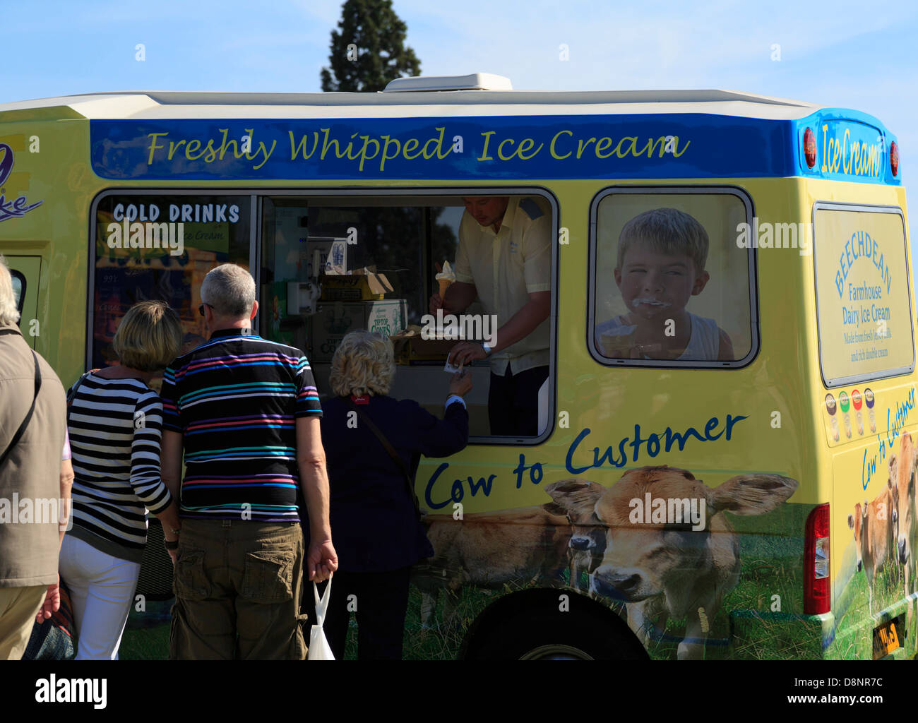 La gente in coda per acquistare il gelato in una calda giornata di sole al gioco e Country Fair 26 maggio 2013, Burghley House Foto Stock