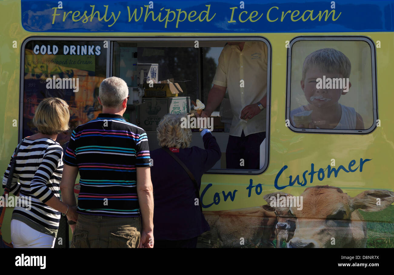 La gente in coda per acquistare il gelato in una calda giornata di sole al gioco e Country Fair 26 maggio 2013, Burghley House Foto Stock