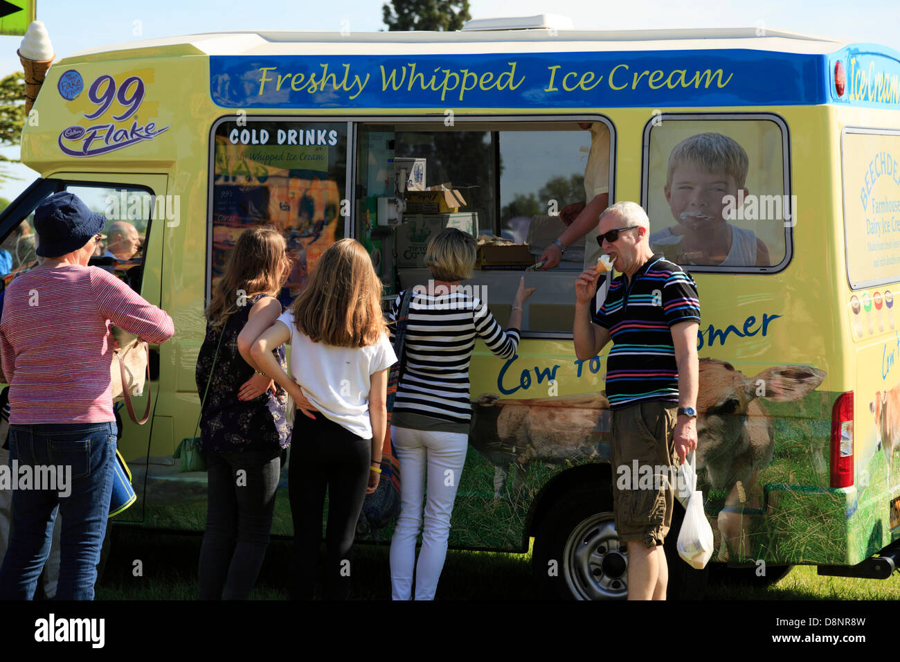 La gente in coda per acquistare il gelato in una calda giornata di sole al gioco e Country Fair 26 maggio 2013, Burghley House Foto Stock