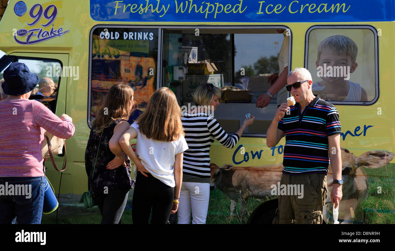 La gente in coda per acquistare il gelato in una calda giornata di sole al gioco e Country Fair 26 maggio 2013, Burghley House Foto Stock