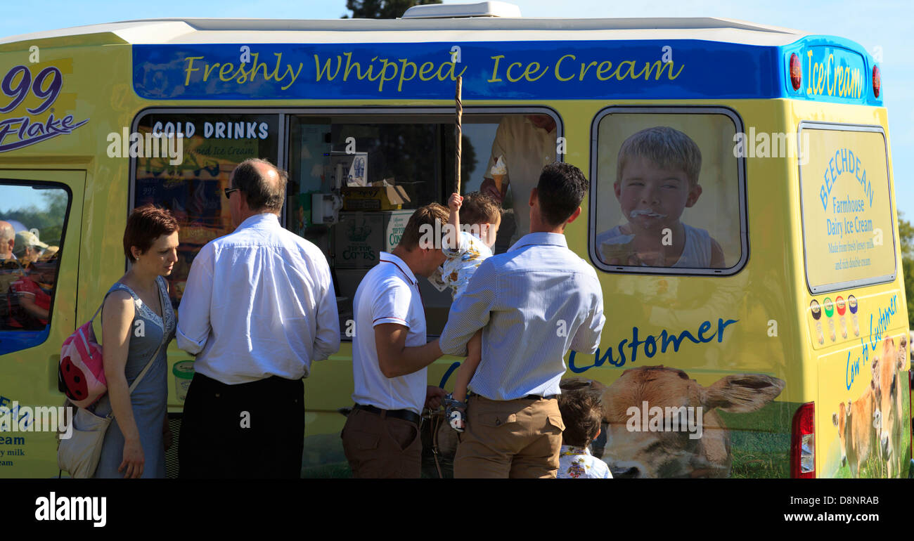 La gente in coda per acquistare il gelato in una calda giornata di sole al gioco e Country Fair 26 maggio 2013, Burghley House Foto Stock