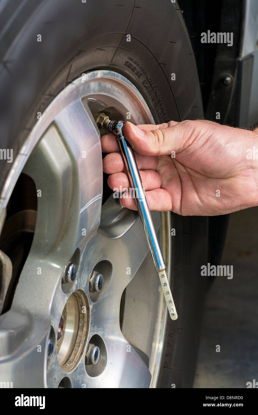 Misuratore pneumatico utilizzato per eseguire il test di un pneumatico per automobile Foto Stock