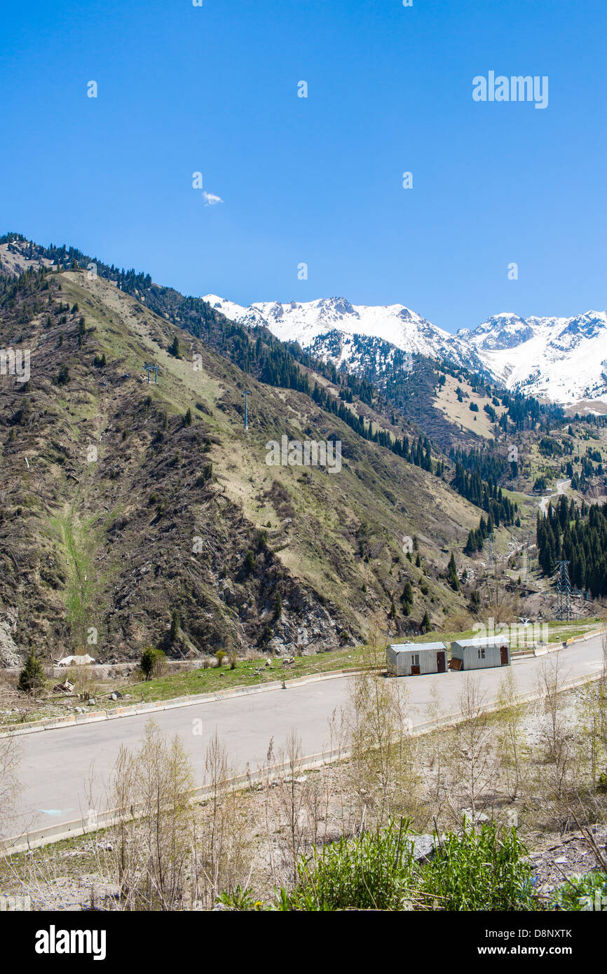 Panorama della natura montagne verdi, la neve e il cielo azzurro in Chimbulak Almaty, Kazakhstan Foto Stock