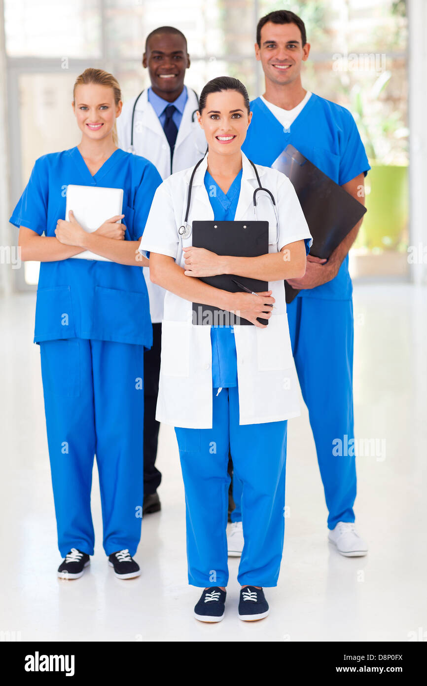 Gruppo di lavoratori medici a piena lunghezza ritratto in ospedale Foto Stock