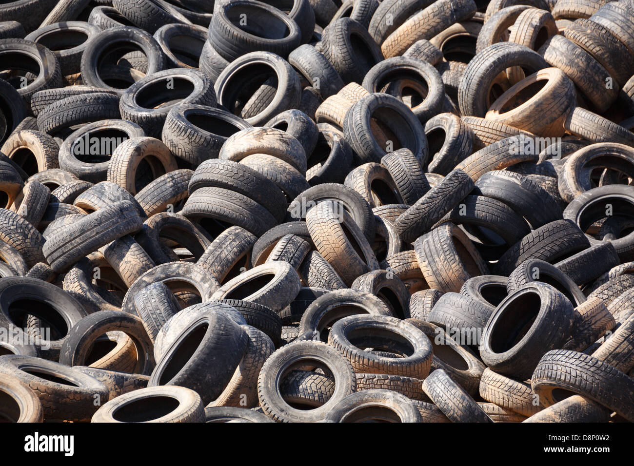 Cumulo delle importazioni oggetto di dumping di vecchi pneumatici per auto, disastro ecologico Foto Stock