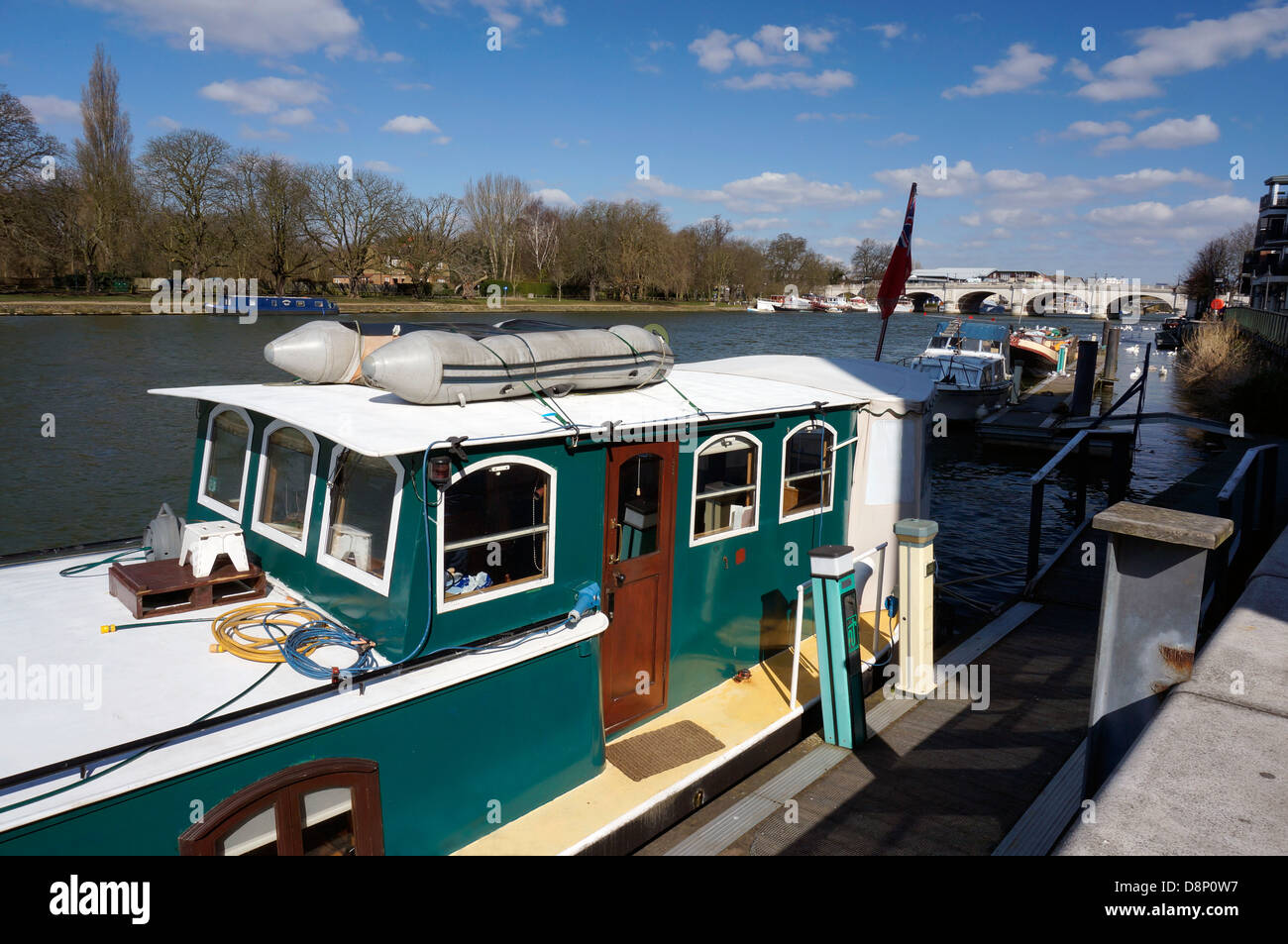 Casa galleggiante ormeggiato sul fiume Tamigi a Kingston upon Thames, Surrey, Greater London, England, Regno Unito. Foto Stock
