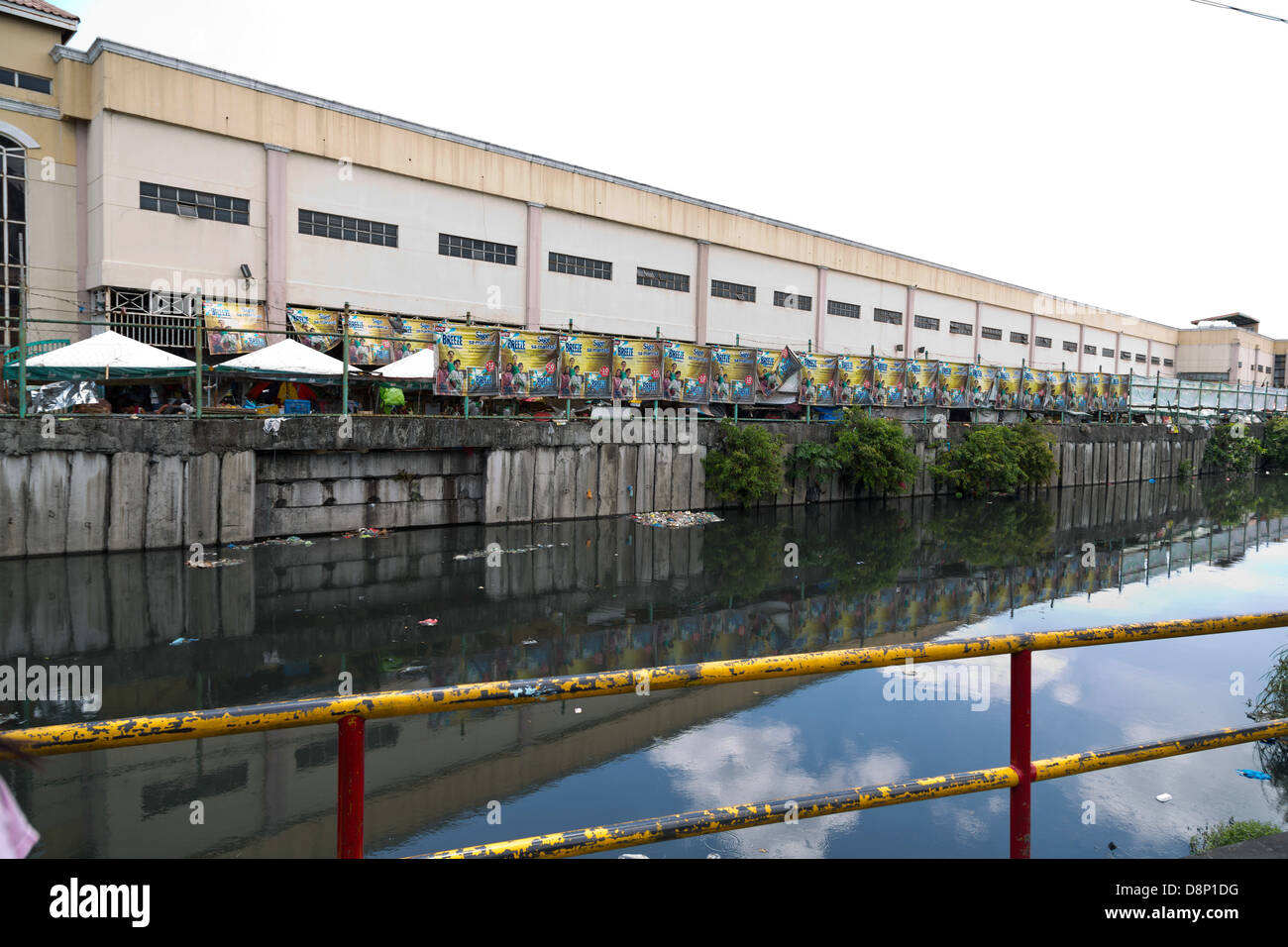 Vista su un canale a Manila nelle Filippine Foto Stock