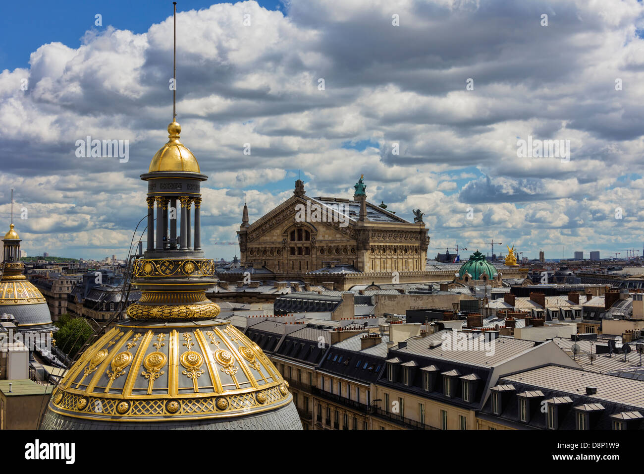 Le cupole dorate della Printemps department store, con posteriore di Opéra Garnier in background, Parigi, Francia Foto Stock