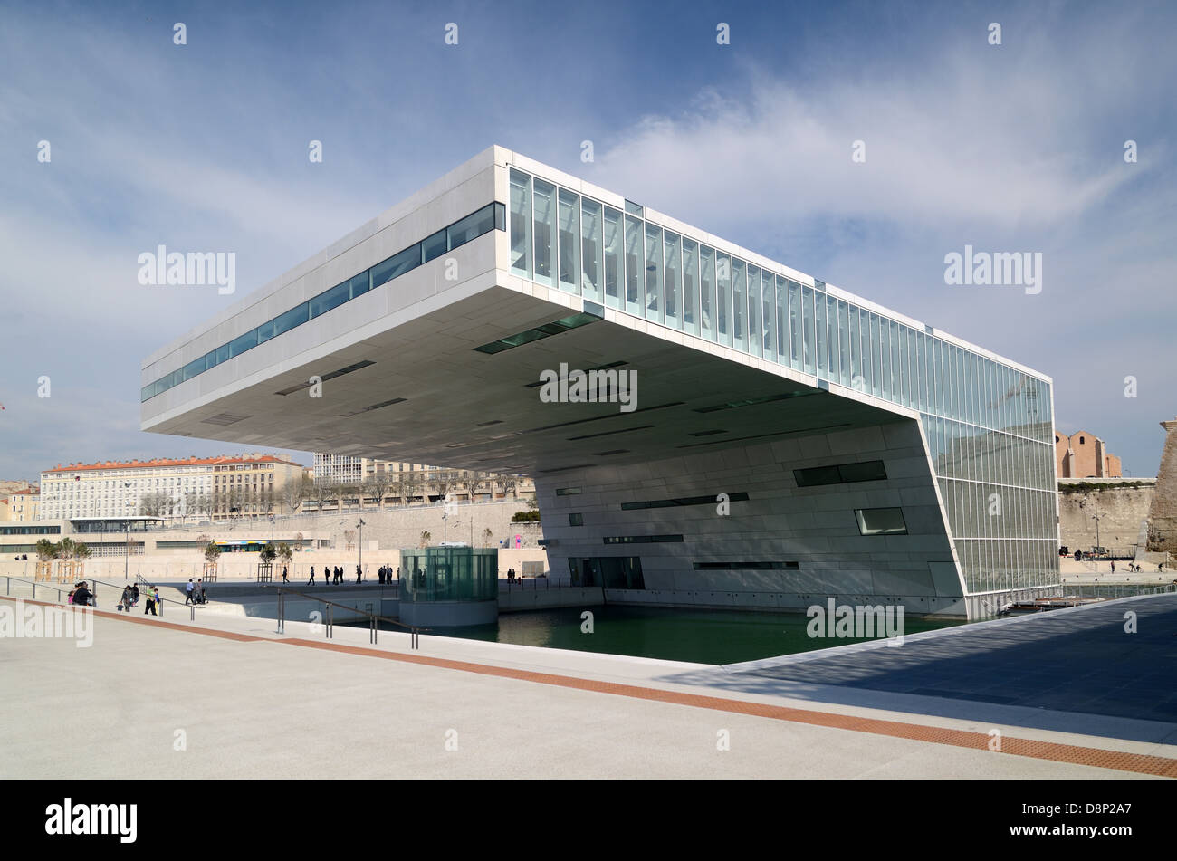 Villa Mediterranée Exhibition Hall, Un Moderno Edificio A Sbalzo In Cemento, Progettato Da Stefano Boeri Marseille Provence France Foto Stock