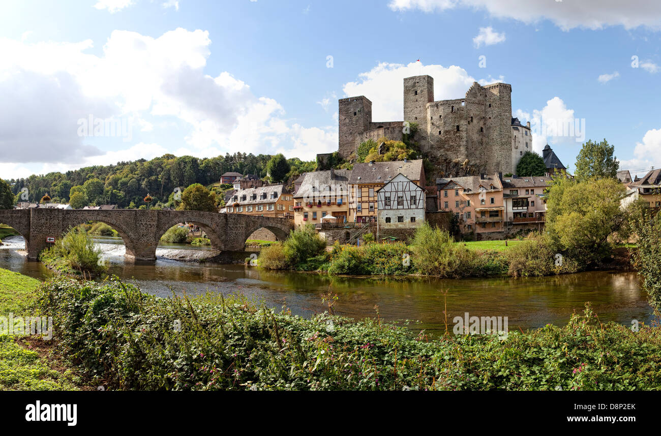 Le rovine del castello e del Museo, vecchio ponte Lahnbruecke, Runkel, Hesse, Germania, Europa Foto Stock
